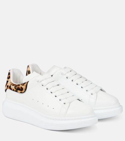 designer di alta qualità Alexander McQueen Scarpe oversize in pelle leopardata di colore bianco